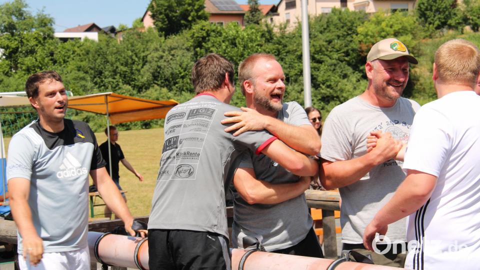 Das Lebendkickerturnier der Waldnaablöwen war für Kicker und Zuschauer ein Heidenspaß. Bild: prh