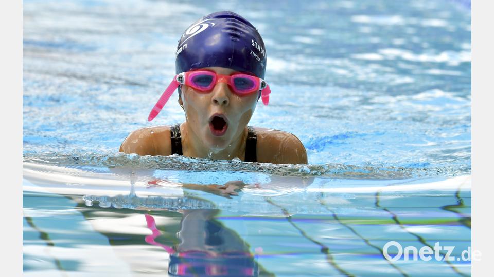 Elisa Sabrina Schanderl vom TV 1861 Amberg beim Wettkampf über 100 m Brust. Bild: Hubert Ziegler