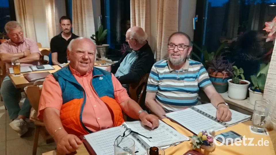 Die aktiven Ehrenmitglieder Alfred Weidner (vorne links) und Peter Steinhauser (rechts) beim Wirtshaussingen. Bild: roh