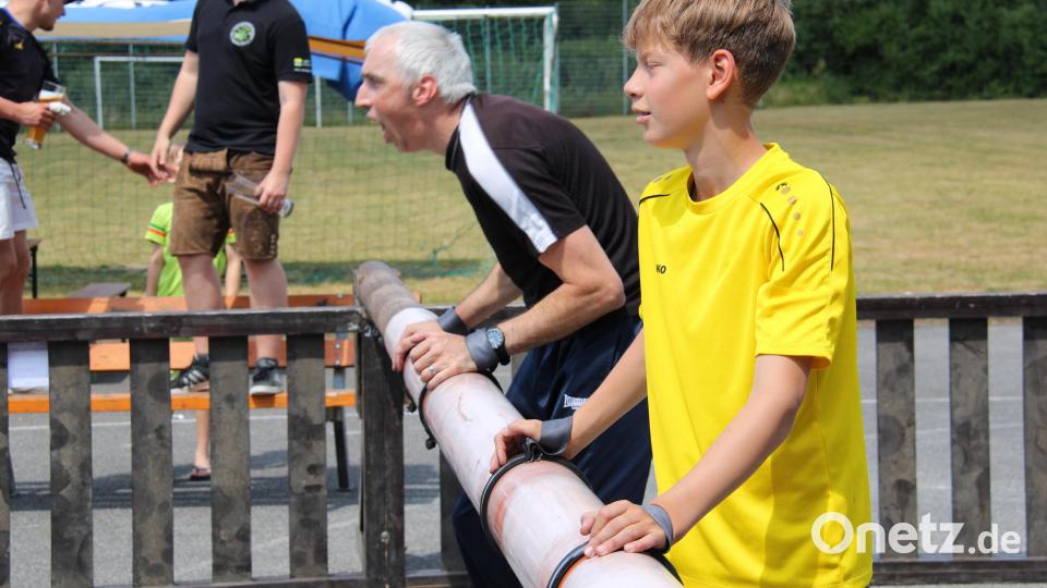Das Lebendkickerturnier der Waldnaablöwen war für Kicker und Zuschauer ein Heidenspaß. Bild: prh