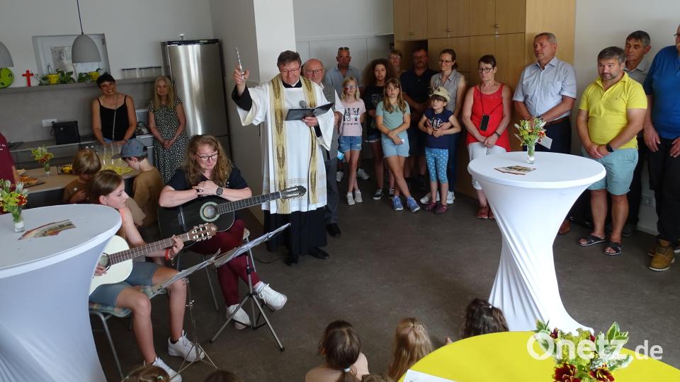 Ortspfarrer Markus Flasinski segnete die beiden neuen Räume im Pfarrzentrum St. Otto – hier den Jugendraum in der ehemaligen Kegelbahn – unter großer Beteiligung von Kindern, Eltern, Firmenvertretern und Verantwortlichen der Pfarrei. Bild: ll