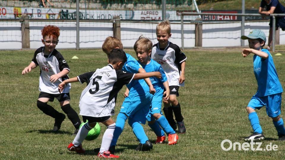 Hier kicken die noch im Aufbau befindliche U7 der SG Auerbach (blaue Trikots) und der ASV Pegnitz. Bild: obl