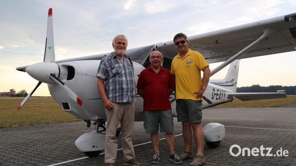 Derzeit zwei Mal täglich in der Luft: Günter Zagel, Stützpunktleiter Weiden-Latsch, Luftbeobachter Josef Kres und Pilot Markus Klemm sind Teil des Teams, das über die Region fliegt, um Brände frühzeitig zu entdecken. Bild: jak