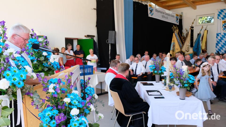 Rückblick, Dank, eine ökumenische Andacht und ein Friedensappell standen bei der Jubiläumsfeier des SKV im Gerätehaus der Freiwilligen Feuerwehr im Mittelpunkt. Vorsitzender Edmund Bruckner (links) begrüßte zahlreiche Gäste. Bild: do