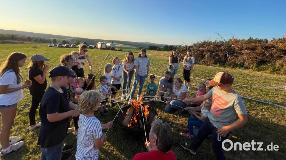 Zum Stockbrotbacken kamen viele Kinder auf dem Kranbühl vorbei, bevor das Johannisfeuer entzündet wurde. Bild: dob
