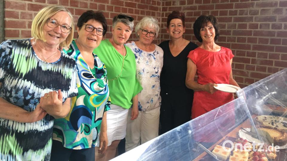 Die Sängerfrauen kümmerten sich um die Gäste der Veranstaltung und verwöhnten sie mit selbst gebackenen Leckereien. Bild: cro