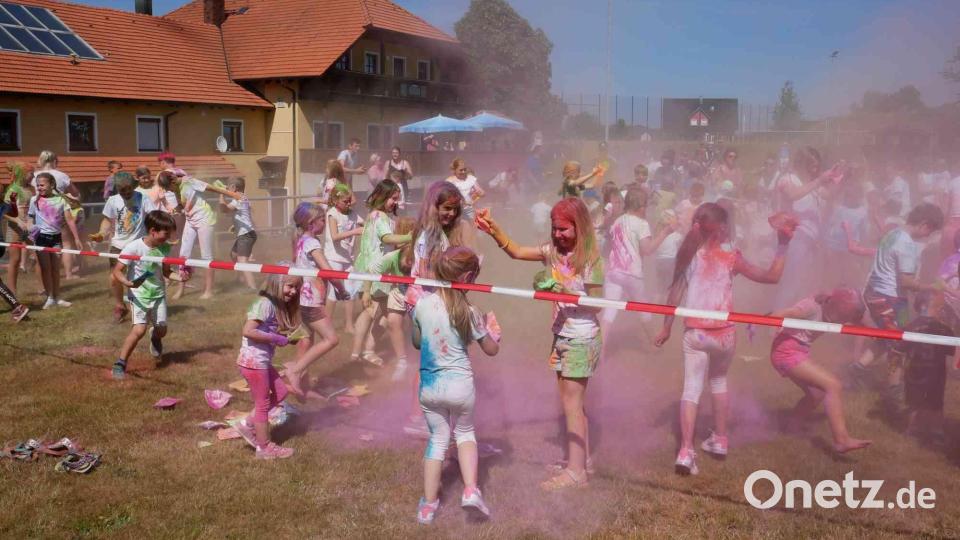 Mächtig Spaß machte den Kindern und Jugendlichen, aber auch einigen Erwachsenen die ausgelassene Farb-Pulver-Party. Bild: gz