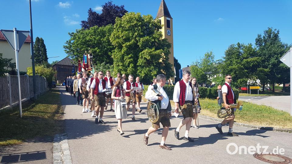 Die Moosbacher Musikanten spielten die Vereine beim Kirchenzug zum Gottesdienst. Bild: gi