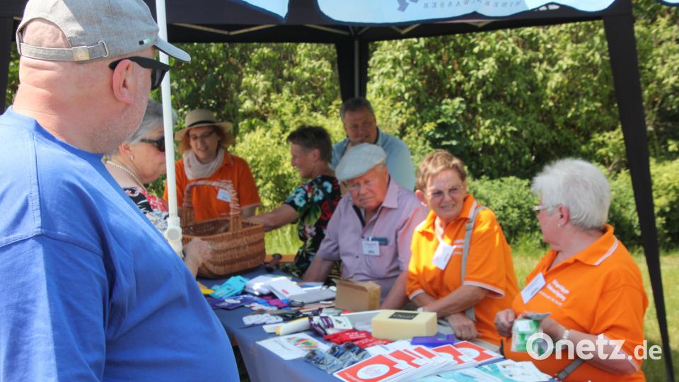 An den verschiedneen Infoständen konnten sich die Besucher des Sozialtages informieren und mit den Vereinen und Organisationen ins Gespräch kommen. Bild: kro