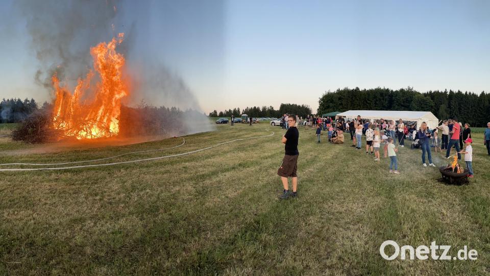 Knapp 200 Besucher verfolgten das Abbrennen des Johannisfeuers auf dem Kranbühl, oberhalb von Böhmischbruck. Bild: dob