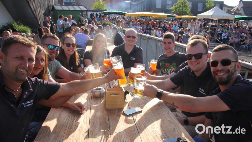 Auch die Feuerwehr Tirschenreuth war zufrieden und ließ den Kultur-Sommer bei einem Glas Bier ausklingen. Bild: kro