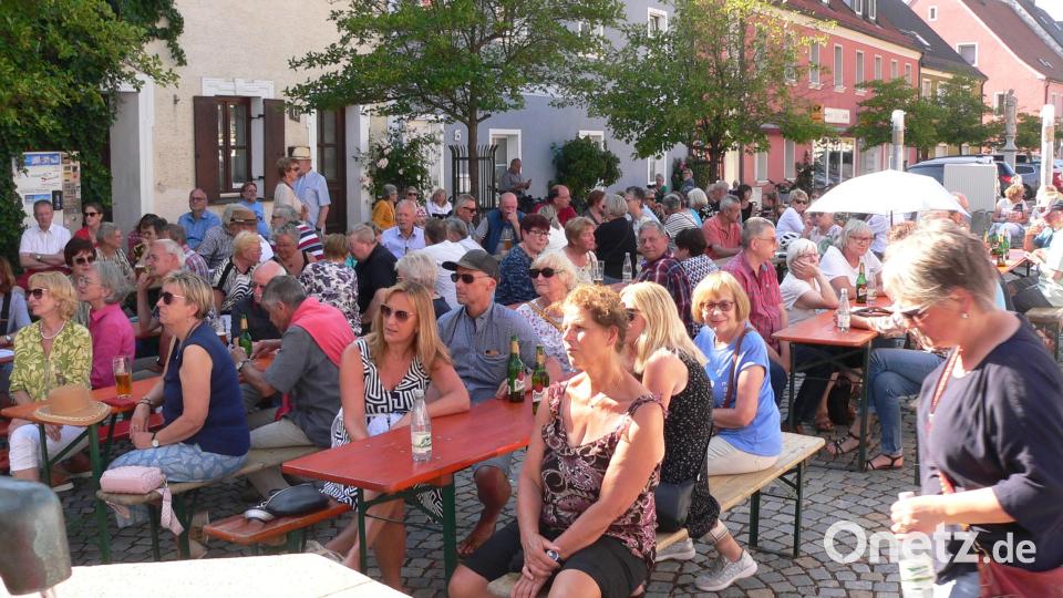Das Open-Air-Konzert von LuhKulTour genießen die vielen Zuschauer auf dem Marktplatz. Bild: mh