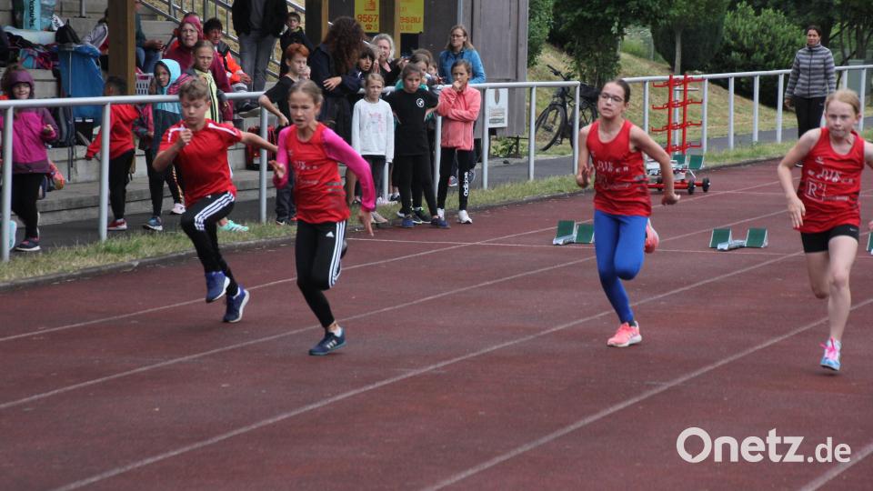 Kampf um Sekunden beim Sprint im Rahmen des 2. Kinderleichtathletik-Wettkampfes des Kreises Oberpfalz-Nord. Bild: kro