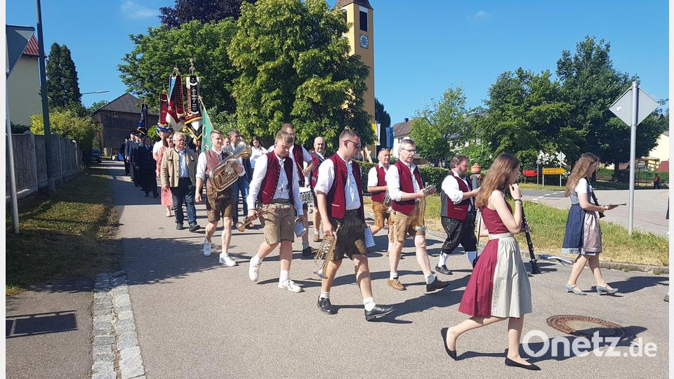 Die Moosbacher Musikanten spielten die Vereine beim Kirchenzug zum Gottesdienst. Bild: gi