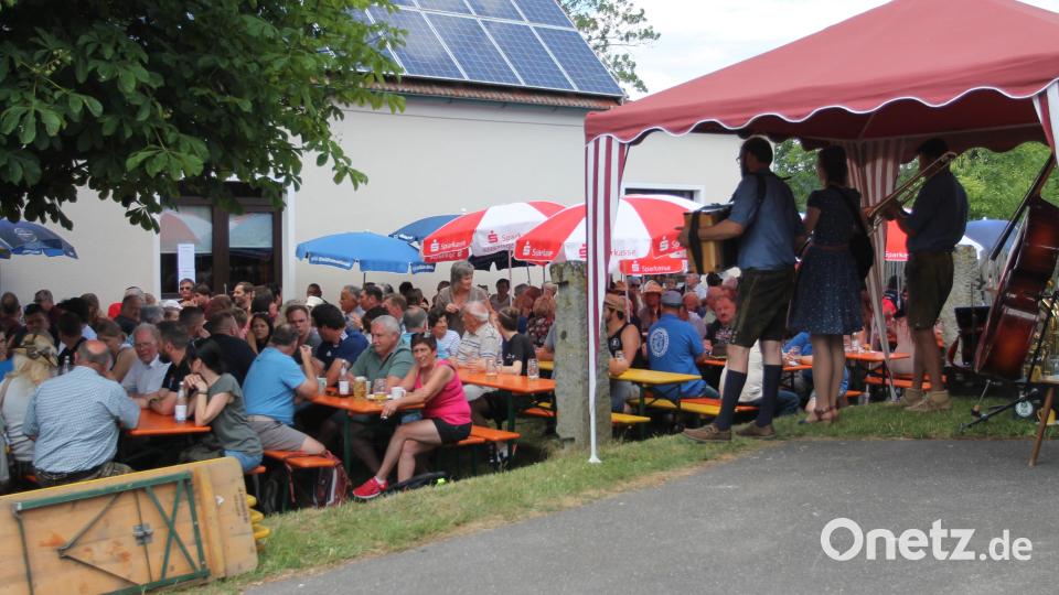 Die Gäste auf dem Gelände beim Schützenhaus genießen die prächtige Atmosphäre. Bild: pi