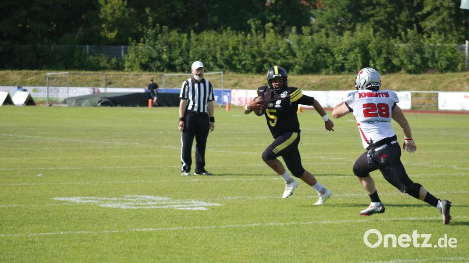 Die entscheidende Szene 1,4 Sekunden vor Schluss: Ambergs Quarterback Josh Mills (Mitte) setzte zum Touchdown an, wurde aber gestoppt. Bild: Michael Sandner/Amberg Mad Bulldogs