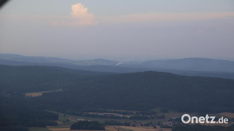 Rauchsäule am Horizont: Hinter der tschechischen Grenze brennt eine rund 15 Hektar große Fläche. Bild: jak