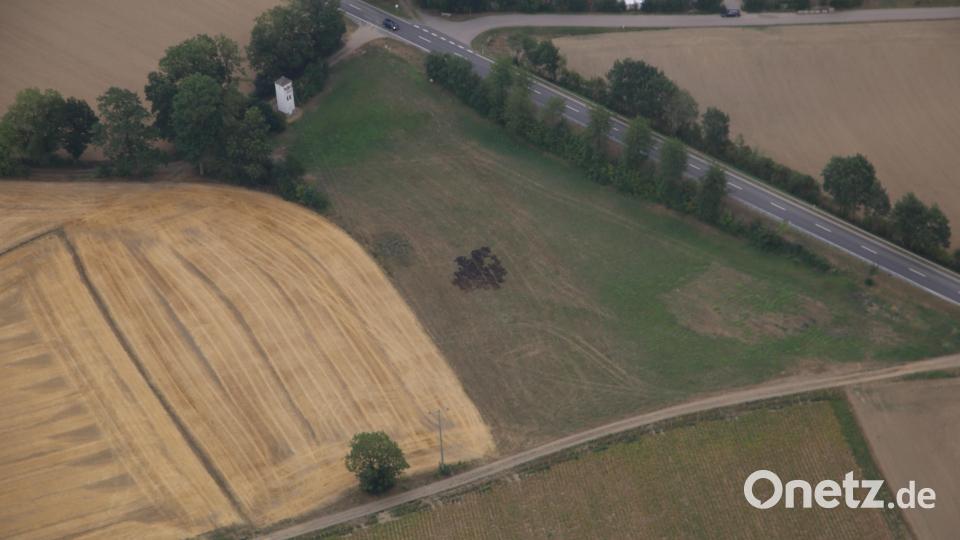 Bei Theisseil hat am Mittwoch dieses Stück Feld gebrannt, erkennbar an dem braunen Fleck. Bild: jak