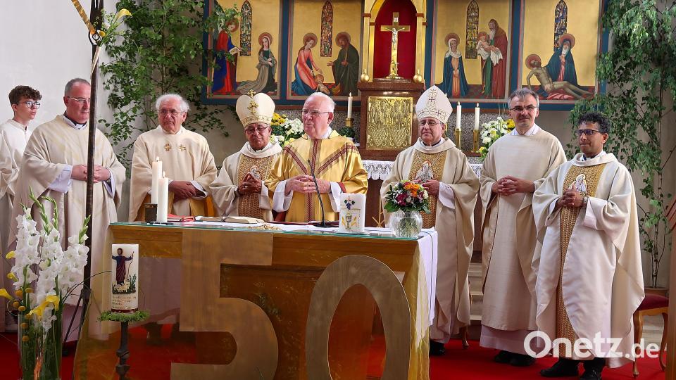 50. Priesterjubiläum feierte Ruhestandspfarrer Siegfried Wölfel (Mitte). Mit dabei auch die Bischöfe Dr. Kiro Stojanov (Dritter von rechts) aus Mazedonien und Dr. Bosco Puthur (Fünfter von rechts) aus Australien. Bild: bsc