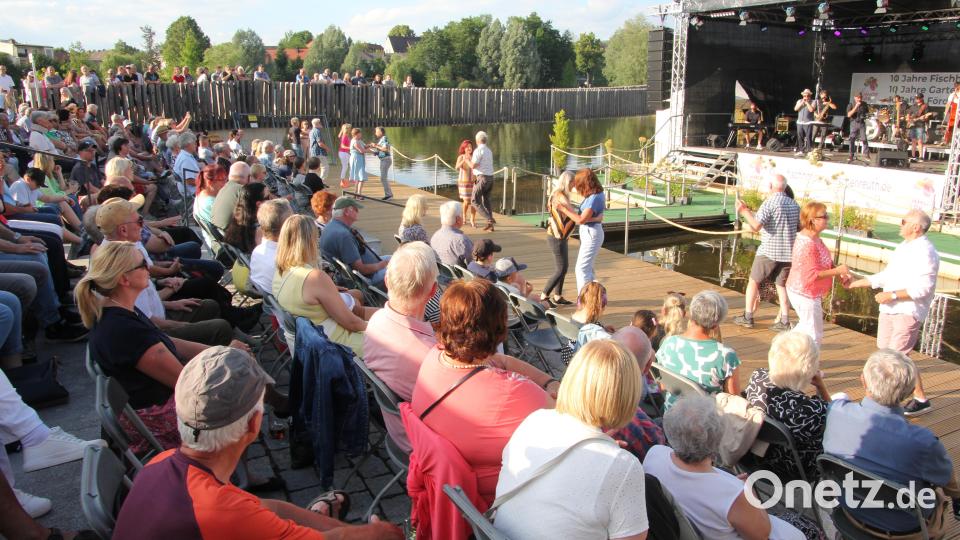 Mächtig was los war am Abend des Abschlusstages im Fischhofpark. Da wurde auf der Seebühne noch einmal fleißig getanzt. Bild: kro