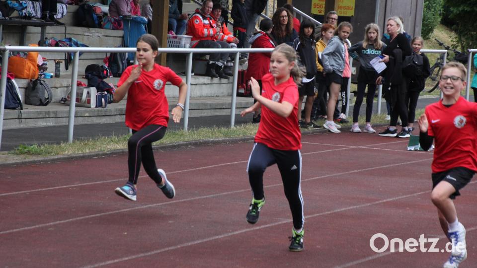 Sprintrennen beim 2. Kinderleichtathletik-Wettkampf des Kreises Oberpfalz-Nord im Wiesauer Sportzentrum. Bild: kro