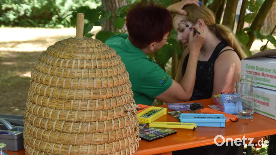Margareta Czichon vom Obst - und Gartenbauverein schminkte die kleinen Besucher mit Bildchen von Bienen, Schmetterlingen und Blumen. Bild: hcz