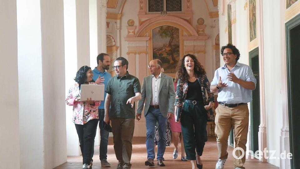 Die KI-Forscher im Kloster Speinshart mit Organisator Professor Aldo Faisal (rechts und Speinsharts Bürgermeister Albert Nickl (Mitte). Bild: Gabi Schönberger
