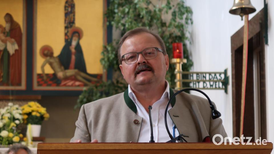 Bürgermeister Alfred Stier aus Bärnau erinnerte beim Festgottesdienst in Friedenfels an die lange Wirkungszeit von Pfarrer Siegfried Wölfel in Bärnau. Bild: bsc