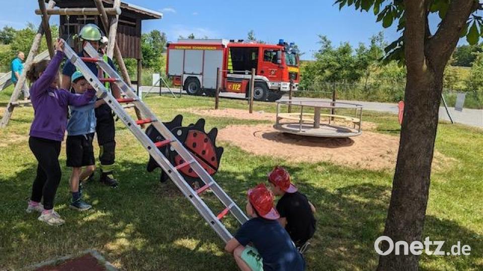 Die Kinder probierten an sieben Stationen viele Feuerwehrgeräte aus und retteten sogar eine Katze. Bild: Feuerwehr Schwarzenbach/exb