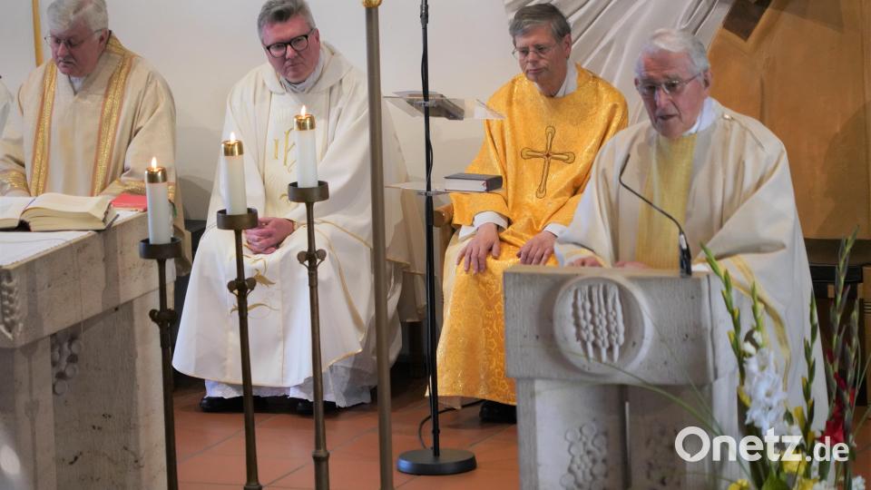 Die drei Pfarrer der letzten 53 Jahre der Pfarrei Waldthurn feiern beim Festgottesdienst das 40-jährige Kirchweihjubiläum . Von links: Diakon Diakon Janusz Szubartowicz, Pfarrer Marek Baron, Pfarrer Norbert Götz sowie Prediger und Erbauer der Pfarrkirche, Pfarrer Andreas Renner. Bild: fvo