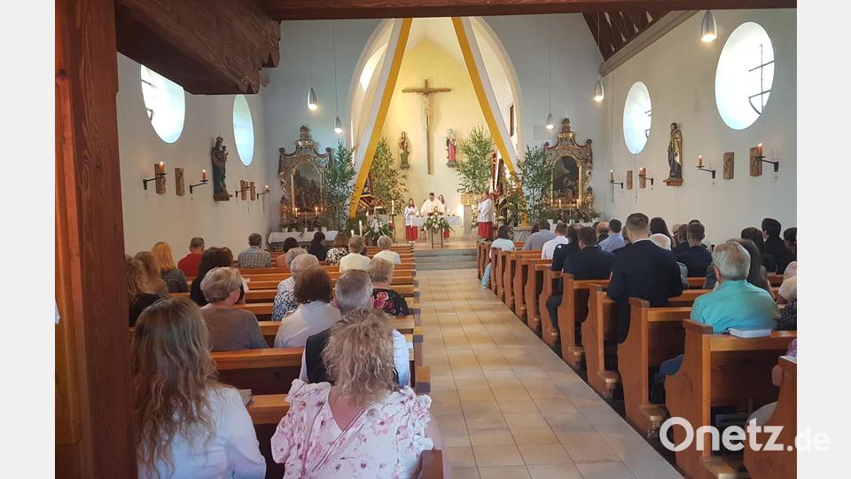 Pfarrer Udo Klösel hielt den Festgottesdienst in der Filialkirche Tröbes zum Patrozinium St. Johannes den Täufer. Bild: gi