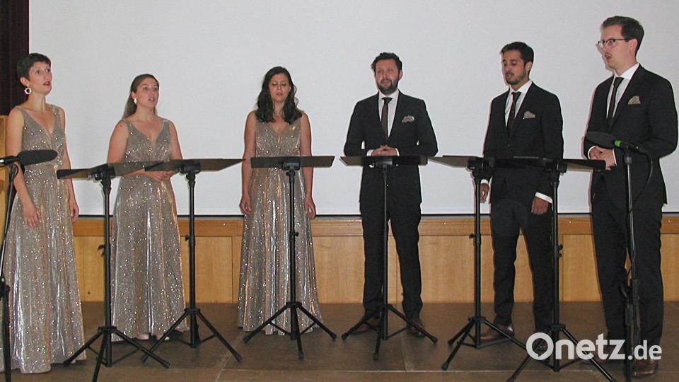 „Stimmgold“ begleitete auf der Bühne im Mehrzwecksaal den Vortrag über Max Reger mit Werken des Komponisten. Bild: ld