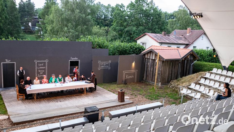 Die Theaterleute des Bärnauer Kultur- und Festpielvereins proben bereits voll kostümiert für ihr Theaterstücks &quot;Das indische Tuch&quot;. Regisseurin Caroline Ghanipour (rechts) begleitet die Probe. Die Premiere ist am Freitag, 30. Juni, ab 20.30 Uhr. Tickets sind noch verfügbar. Bild: Susanne Forster