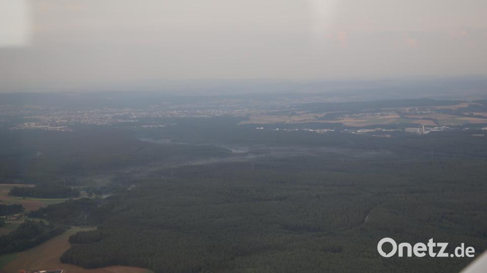 Kurz nach einem Regenguss steigt über Waldstücken Dunst auf. Bild: jak