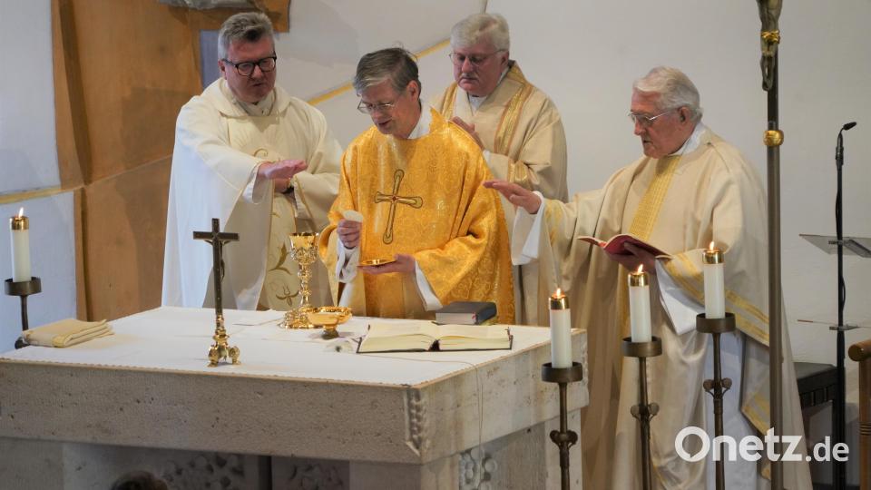 Die Pfarrer der letzten 53 Jahre der Pfarrei Waldthurn feiern beim Festgottesdienst das 40-jährige Kirchweihjubiläum. Von links: Pfarrer Marek Baron, Pfarrer Norbert Götz, Diakon Janusz Szubartowicz sowie Prediger und Erbauer der Pfarrkirche, Pfarrer Andreas Renner. Bild: fvo