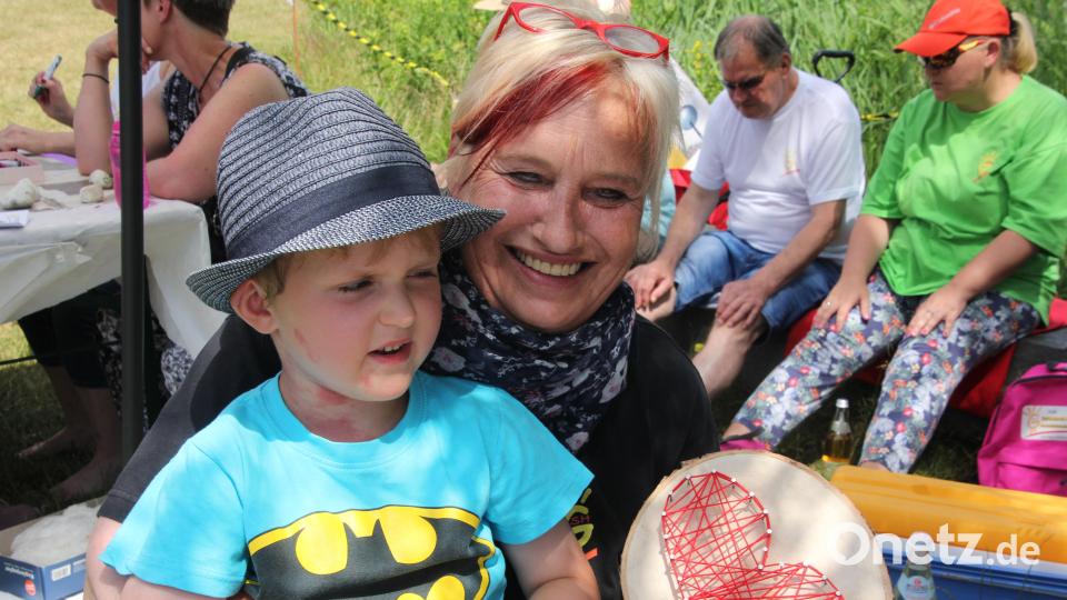Der fünfjährige Johannes präsentiert stolz mit seiner Oma, Martina Sötje, ein gebasteltes Holzherz. Bild: kro