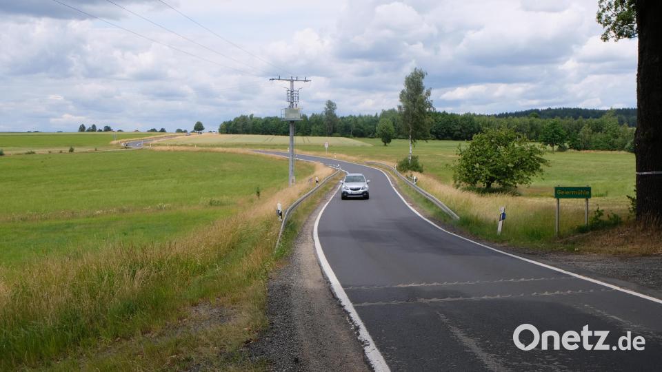 Die Staatsstraße 2181 von Floß nach Plößberg: Zu eng, zu kurvig, zu unfallträchtig. Deswegen soll die Straße verändert werden. Ein Teilstück bereits ab 2024. Allerdings ziehen sich wohl noch die Grundstücksverhandlungen hin. Bild: le