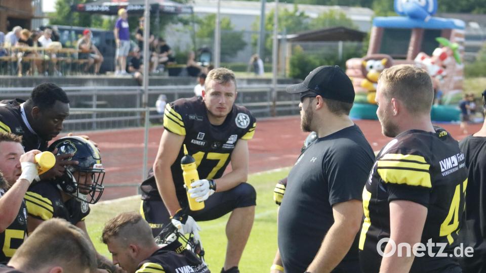 Dominik McGuire (Mitte) stand seinen ehemaligen Teamkollegen bei. Bild: Michael Sandner/Amberg Mad Bulldogs