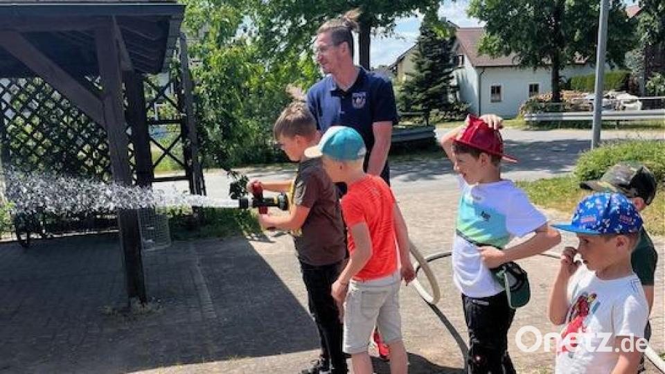 Die Kinder probierten an sieben Stationen viele Feuerwehrgeräte aus und retteten sogar eine &quot;Katze&quot;. Bild: Feuerwehr Schwarzenbach/exb