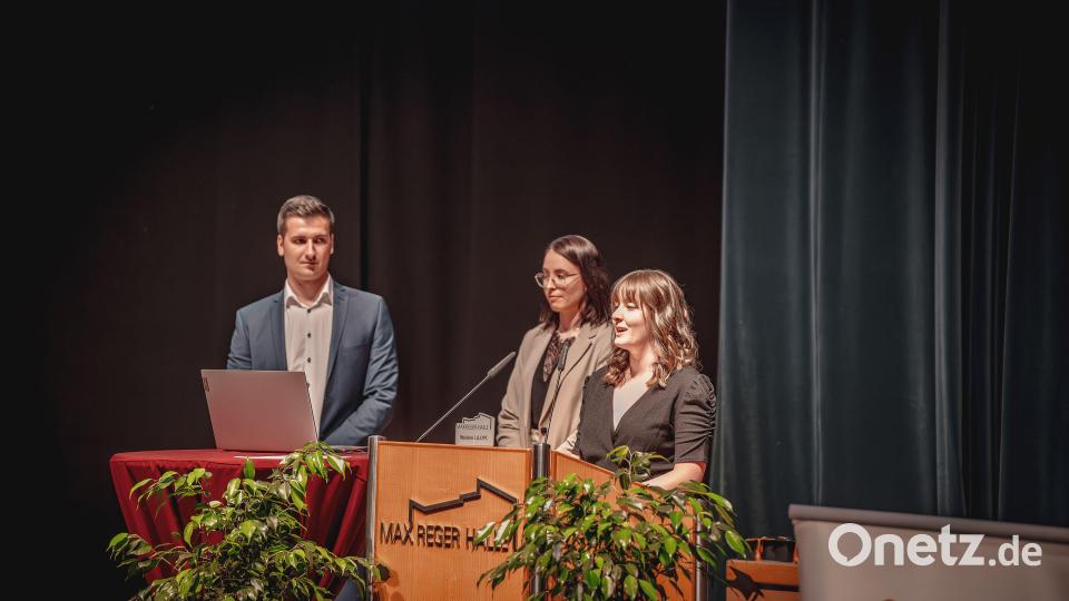 Die drei Absolvent*innen Alea Löchner, Dennis Hildebrand und Lea Dobler hielten eine mitreißende Rede. Bild: Michael Golinski/exb