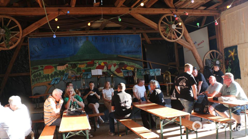 Wem die Sonne zu viel war, konnte in die Halle ausweichen. Bild: rpp