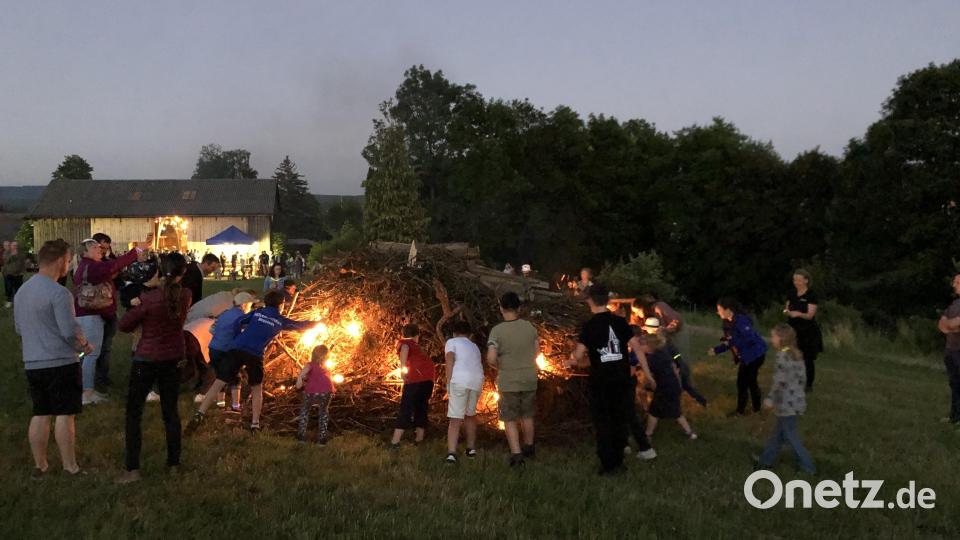 Endlich dürfen die Kinder das Holz entzünden. Bild: rpp