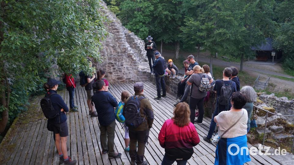 Katrin Meyer und Benedikt Lippert (Gesellschaft Steinwaldia Pullenreuth) lasen Sagen aus dem Buch &quot;Sagenschatz des Steinwaldes&quot; an den Originalschauplätzen vor. Bild: Steinwald-Allianz