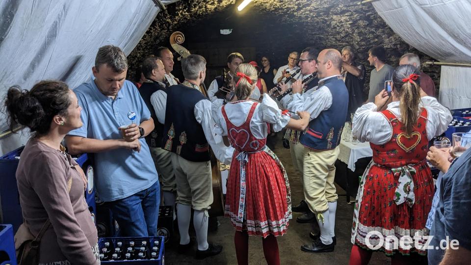 Das Zoigl schmeckt im Felsenkeller der Familie Haberl, auch dem fleißig aufspielenden Chodensemble Mrákov Bild: eib