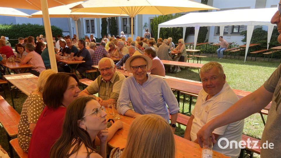Auch Bürgermeister Bernd Sommer hatte sich unter die Gästeschar beim Pfarrfest gemischt. Bild: Markus Scharnagl/exb