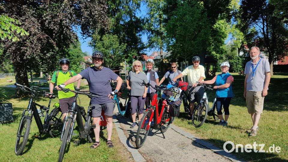 &quot;Eine Runde Sache: Mit dem Rad den Steinwald umrunden&quot;. Dr. Andreas Peterek, Geschäftsführer des Geoparks Bayern-Böhmen, zeigte einer Gruppe von Radfahrern die geologischen Besonderheiten am Steinwald-Radweg. Bild: Steinwald-Allianz