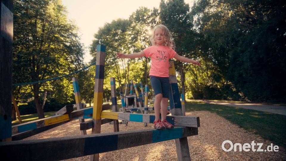 Eine Szene aus dem Video, die am Spielplatz in der Parkanlage Schwanenwiese gedreht wurde. Auf emotioneller Ebene funktioniert der Inhalt des Spots, mit dem die kinderärztliche Versorgung in Waldsassen verbessert werden soll. Bild: Dominik Garban/exb