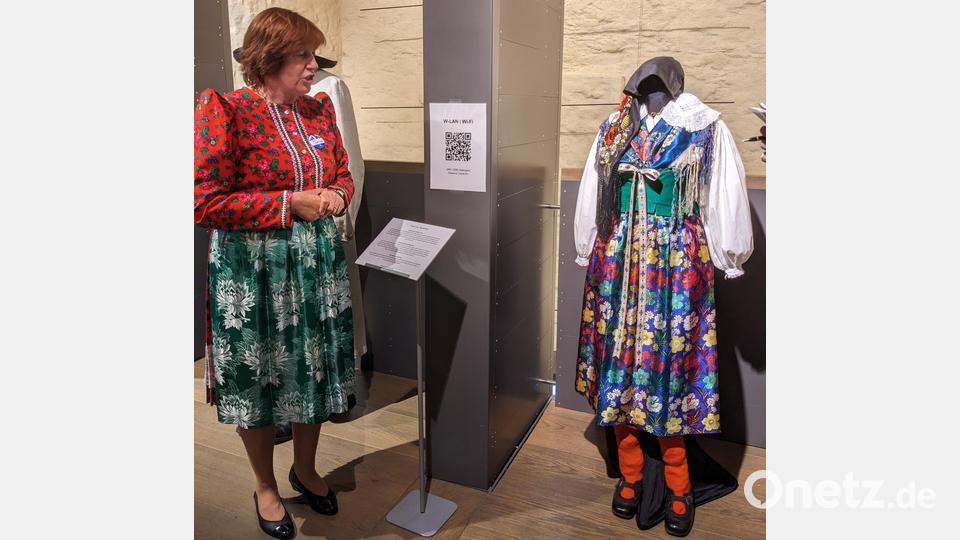 Anna Burešová vom Trachtenmuseum Postřekov stellt jede der Originaltrachten vor. Bild: eib