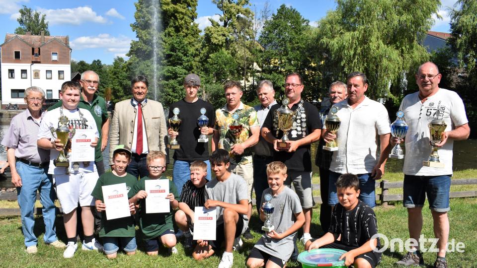 Der Höhepunkt beim Fischerfest war die Königsproklamation des Fischerkönigs Markus Friedrich (Vierter von rechts oben) und des Jungfischerkönigs Elias Lindner (Zweiter von links) sowie der Pokalgewinner. Bild: rgr