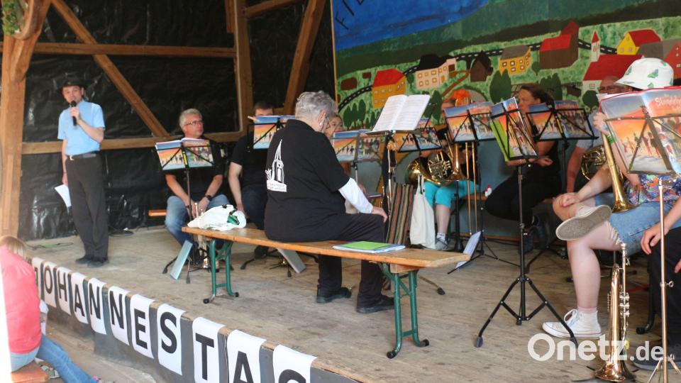 Pfarrer Klausfelder sinnierte mit den Gästen über das Wort JOHANNESTAG nach. Bild: rpp